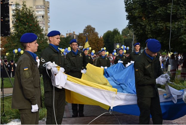 У Луцьку відкрили найбільший синьо-жовтий стяг на Волині