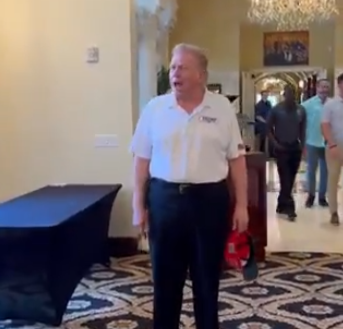 Трамп відмовився від своєї класичної зачіски і показав нову (відео)