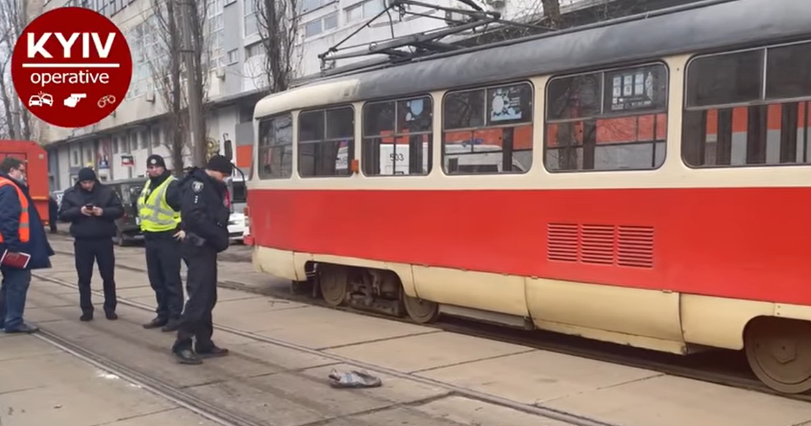 У Києві жінка потрапила під трамвай і загинула на місці (відео)