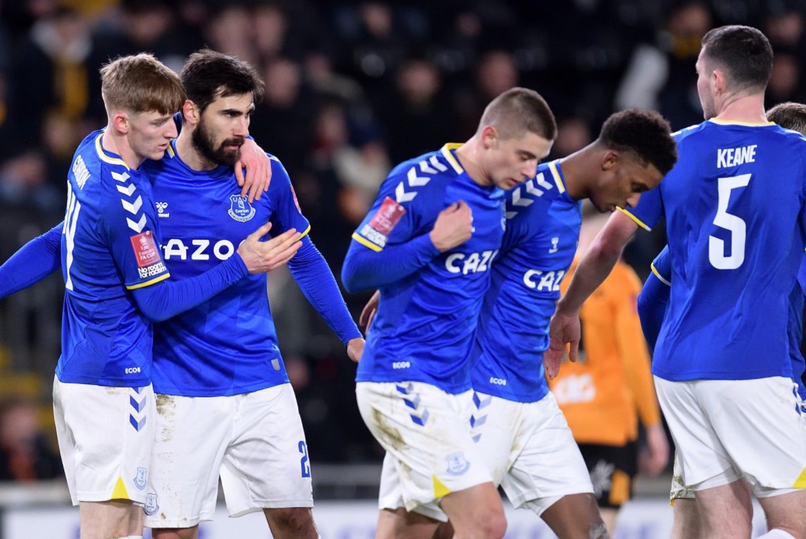 Первая биатлонная медаль и дебют Миколенко за "Эвертон": главные события спорта недели