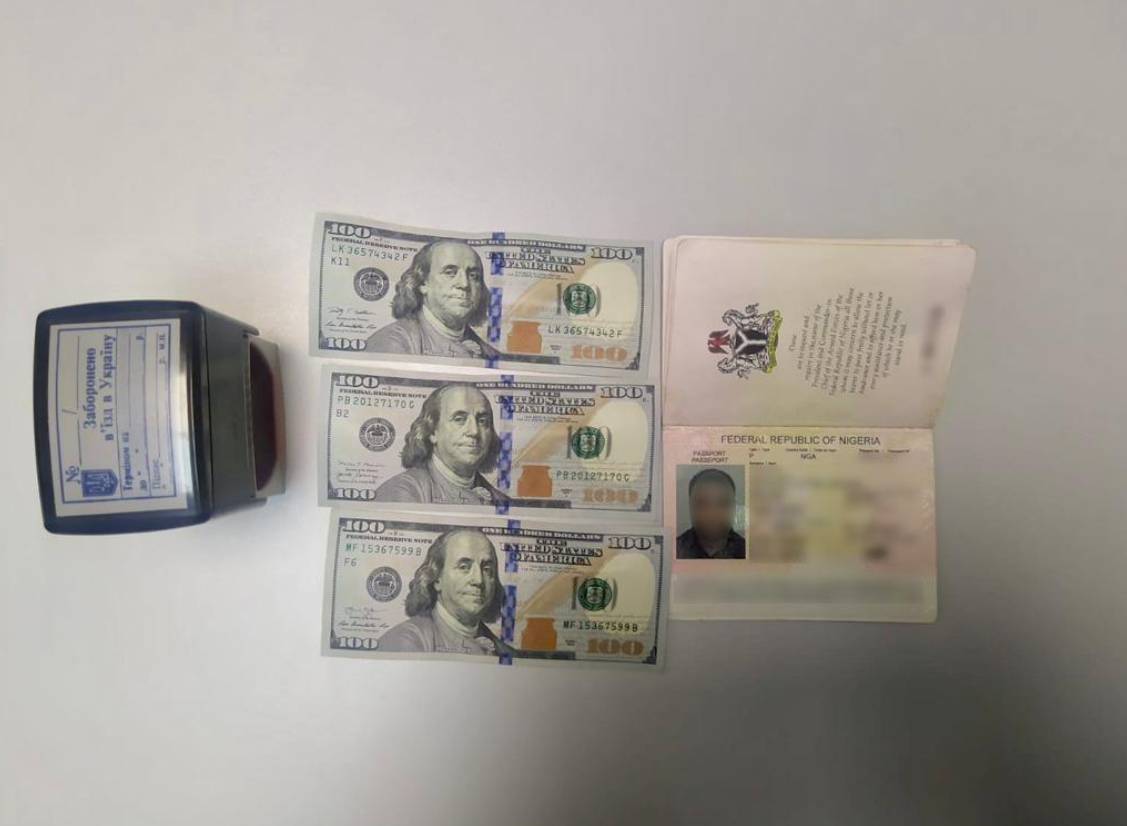 "Студент" из Нигерии со взяткой рвался в Одессу, чтобы углубленно учить украинский язык
