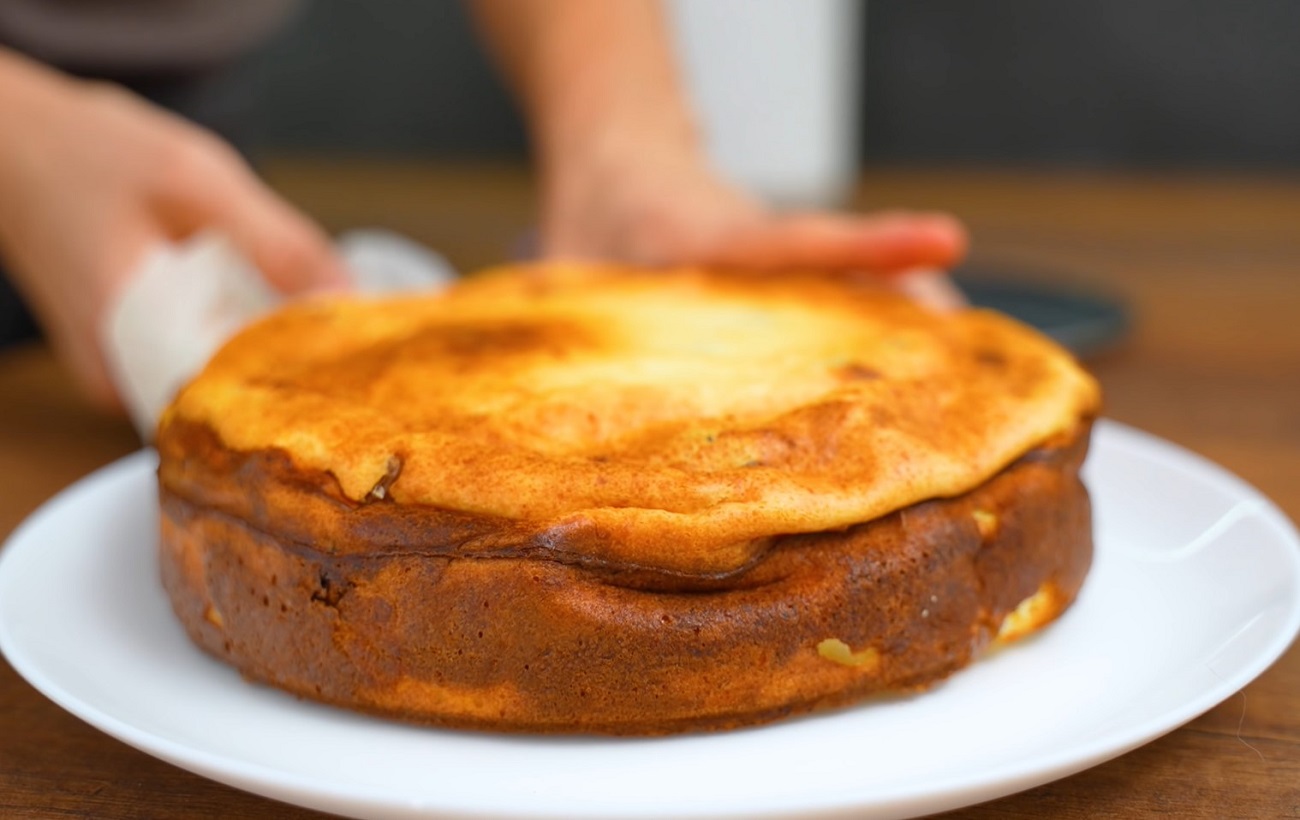 Самая простая и вкусная творожная запеканка: добавьте "всего по три" и в духовку