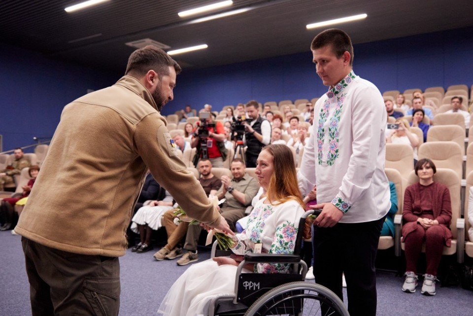 Медсестра з Лисичанська, що втратила ноги й частину руки, отримала нагороду від Зеленського