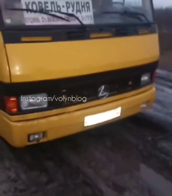 На Волыни автобус застрял в трясине, в которую превратилась дорога: люди 4 км шли по "багнюке"