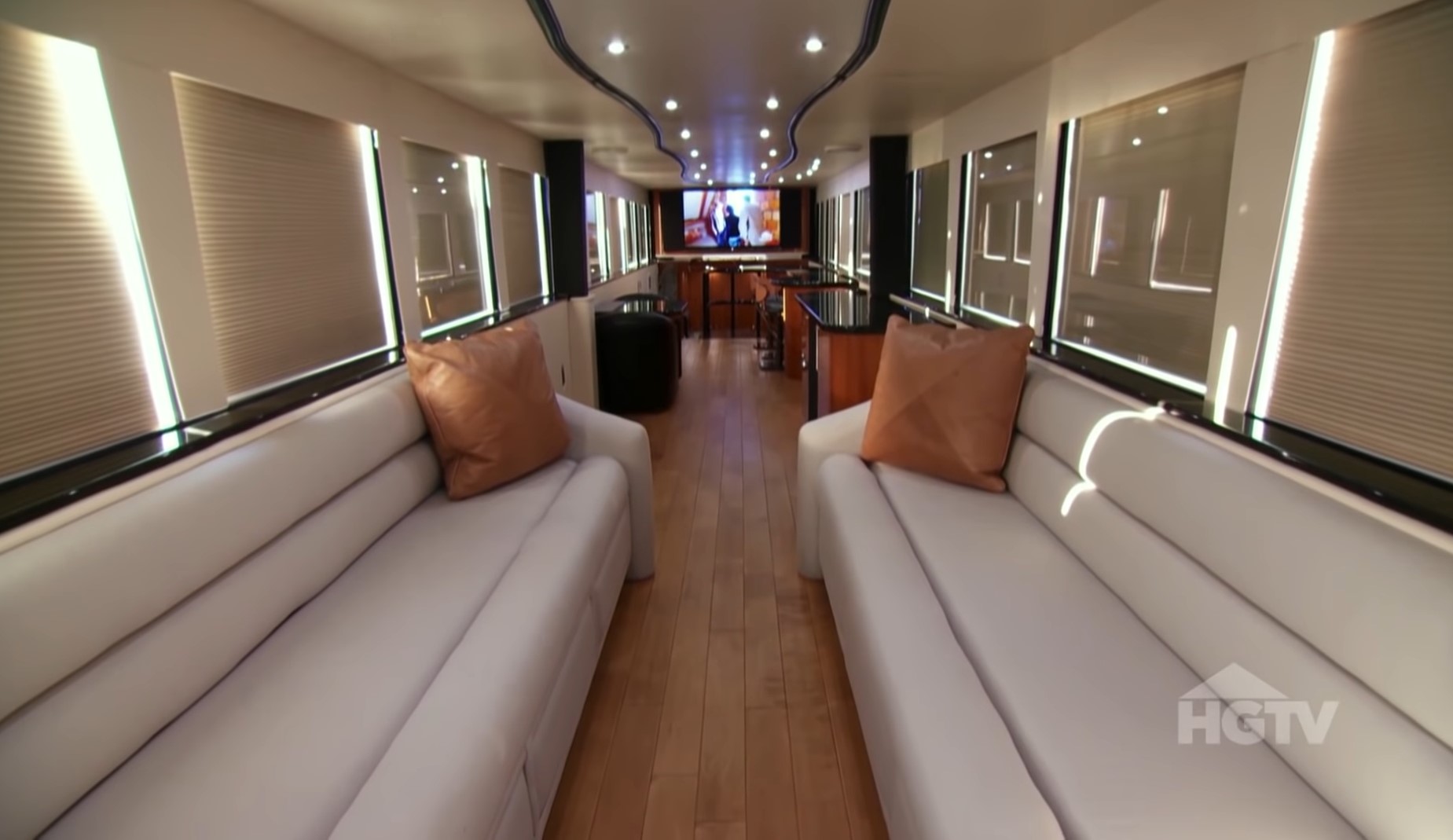 Два поверхи, величезна спальня і медичний кабінет: як виглядає дім на колесах за два мільйони