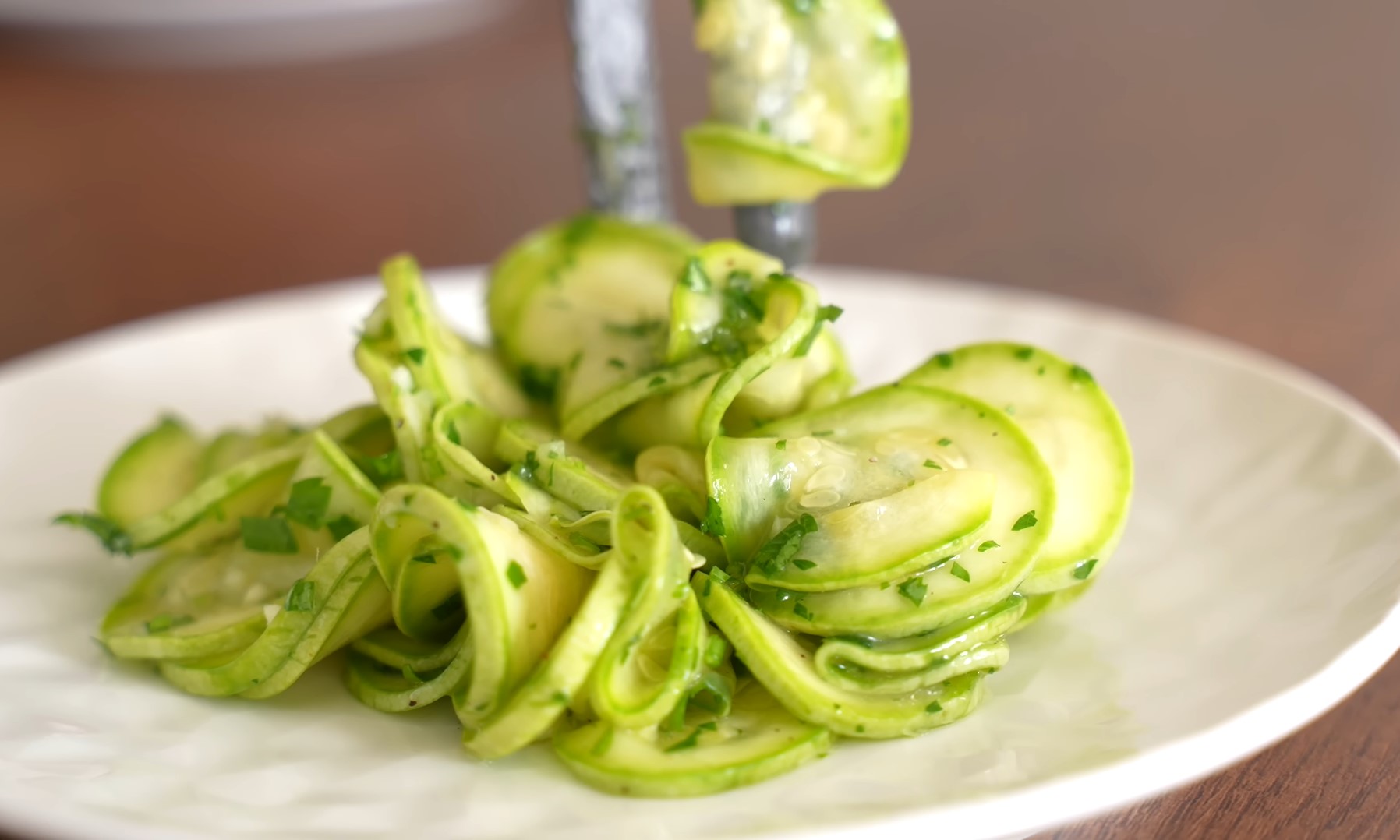 Быстрые маринованные кабачки: можно кайфовать уже через 20 минут