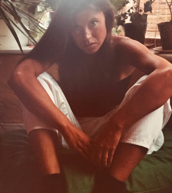 74-річна жінка каже, що не старіє, хоч щовечора випиває пляшку вина: як виглядає красуня