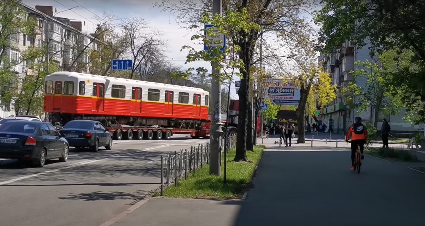 Нові вагони метро з'явилися на вулицях Києва (відео і фото)