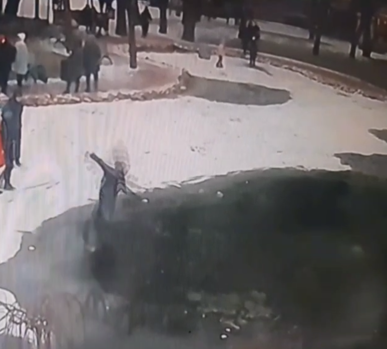 В Мелитополе школьницы по очереди испытывали лед на прочность и проваливались (видео)