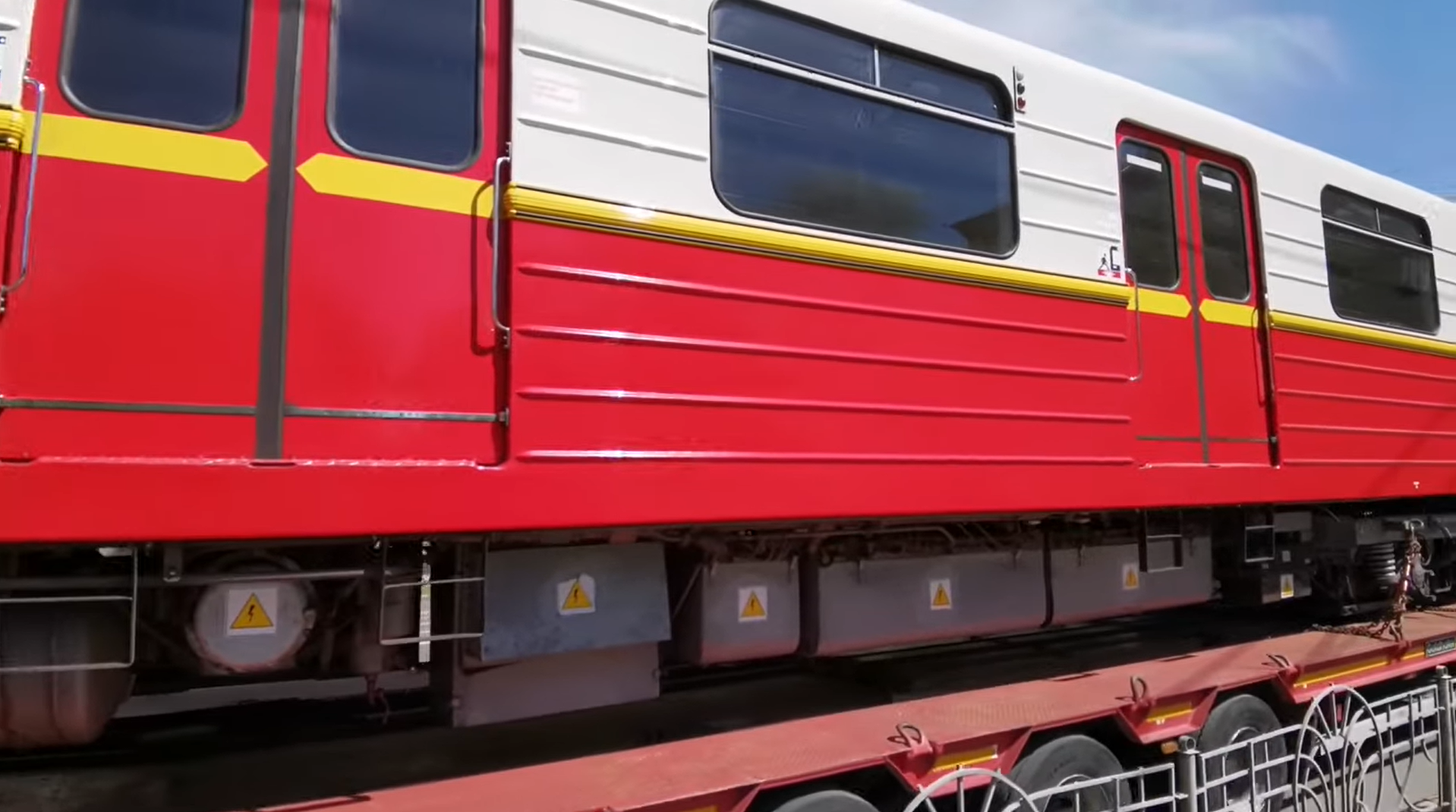 Нові вагони метро з'явилися на вулицях Києва (відео і фото)