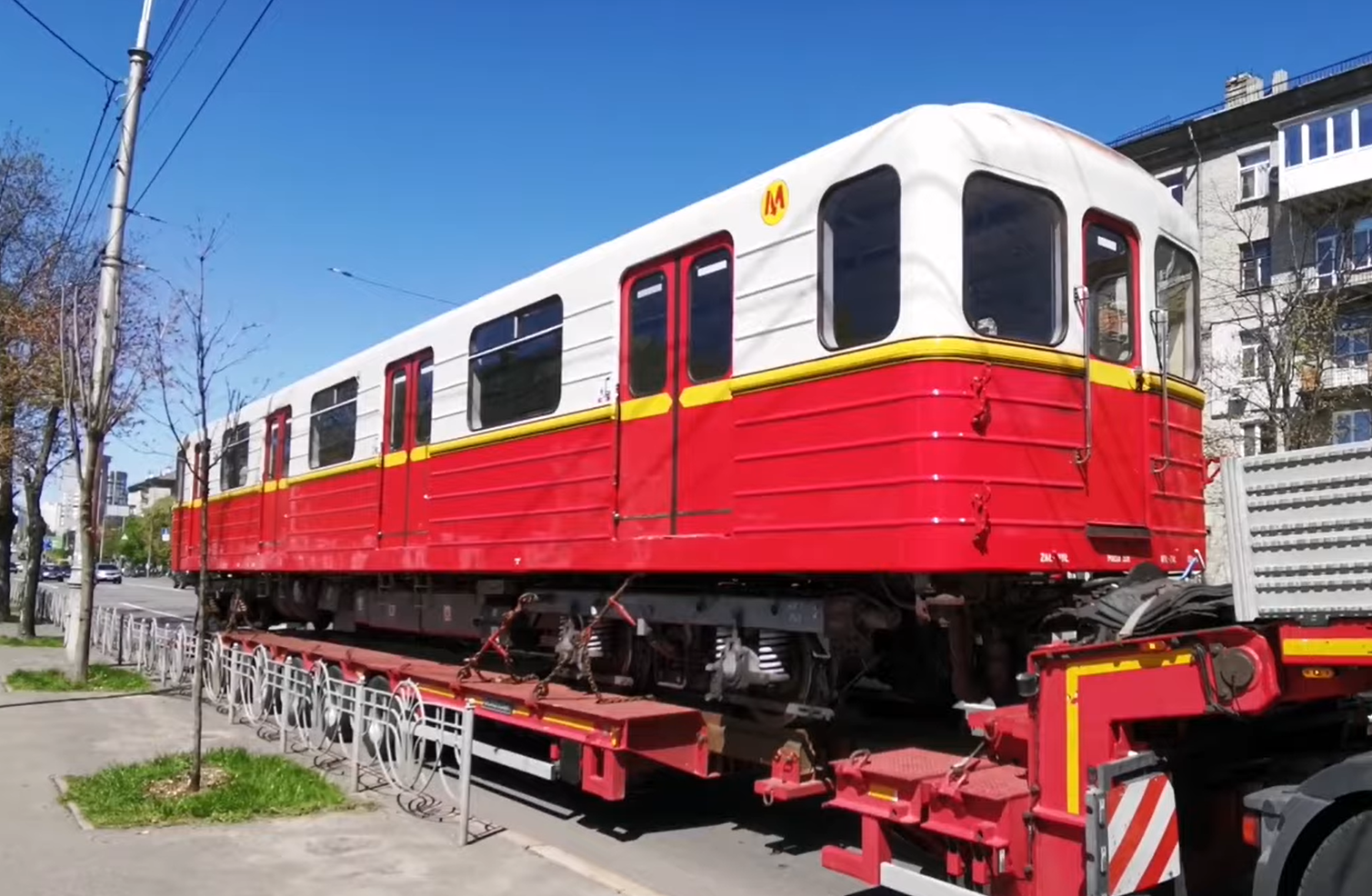 Нові вагони метро з'явилися на вулицях Києва (відео і фото)