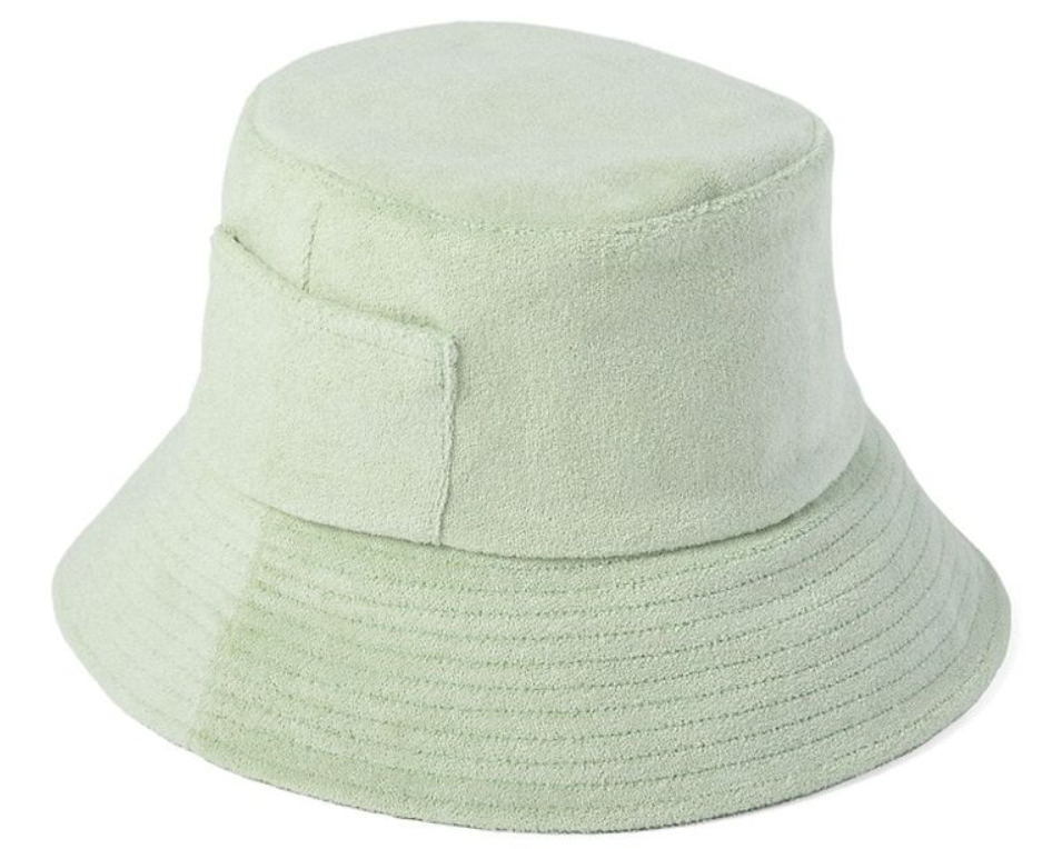 "Пушистая" одежда стала новым трендом лета 2022 года: как носить красиво