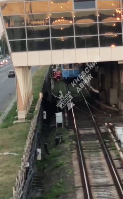 В метро Киева произошло ЧП: движение поездов ограничено