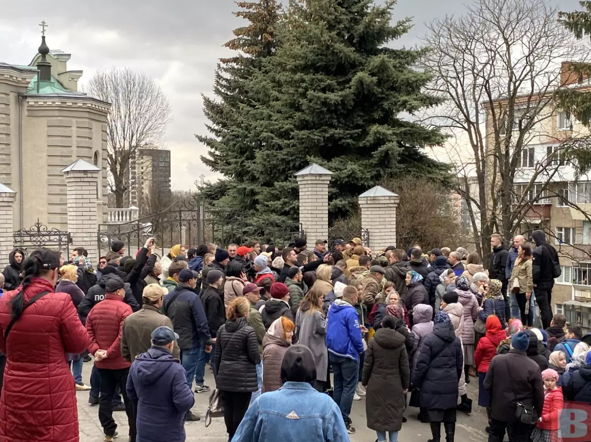 Акція з "блокадою" храму МП і розповідь військового про побиття: що відбувається у Хмельницькому (відео, фото)