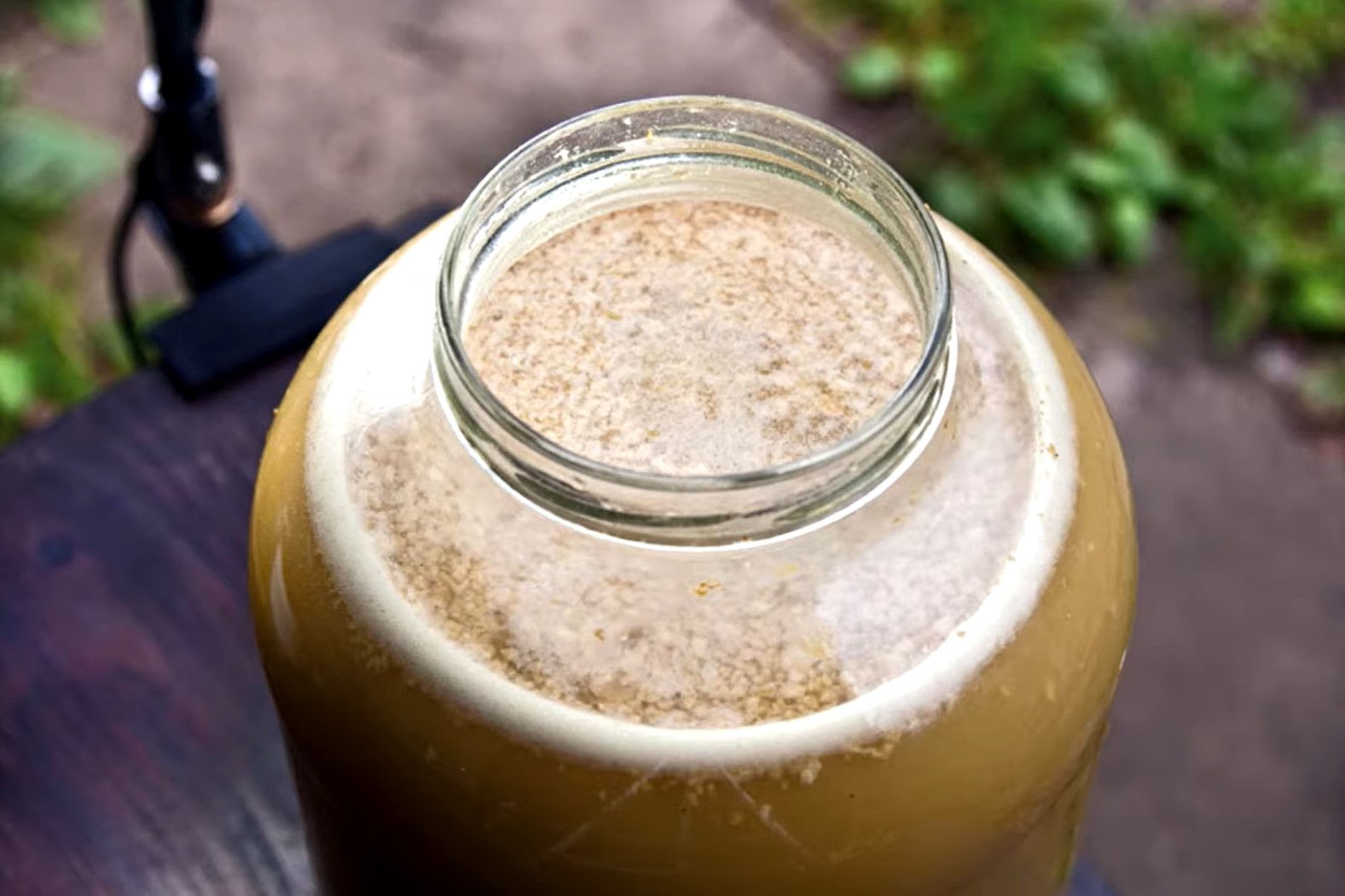 Испорчен, подделка или наоборот полезен? Что на самом деле значит белая пенка в банке с медом