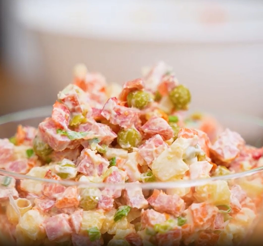 Этот украинский салат называют сильным конкурентом "Оливье": как приготовить "Буковину"