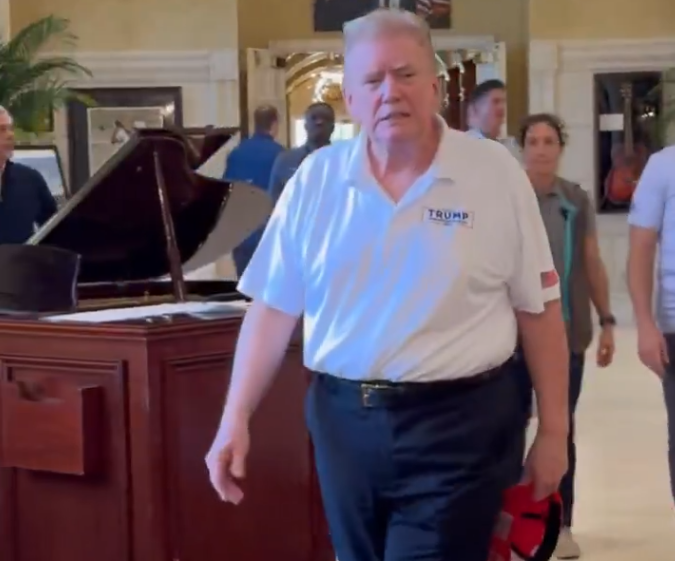 Трамп відмовився від своєї класичної зачіски і показав нову (відео)