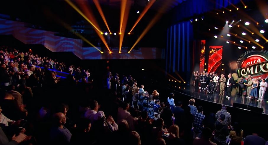 Зустрічали стоячи та з оплесками. Після повернення на "Лігу сміху" Віктор Розовий довів глядачів до сліз (відео)