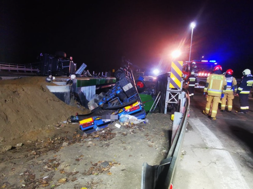 В Польше украинец подшофе на грузовике растрощил мост и "нырнул" в реку, спровоцировав экоЧП