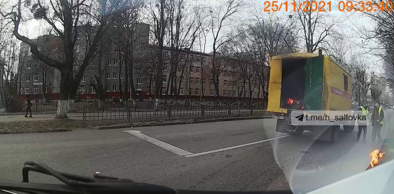 У Харкові загорілася вантажівка комунальників: люди вистрибували з машини на ходу (відео)