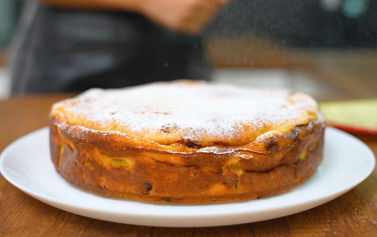 Самая простая и вкусная творожная запеканка: добавьте "всего по три" и в духовку