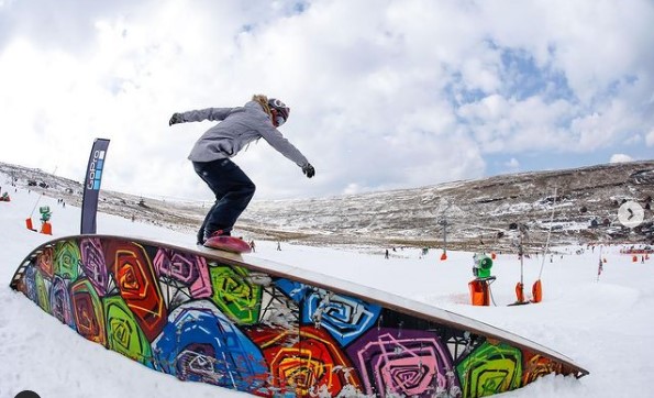 Редкое явление. В Африке в разгар лета катаются на лыжах: фото