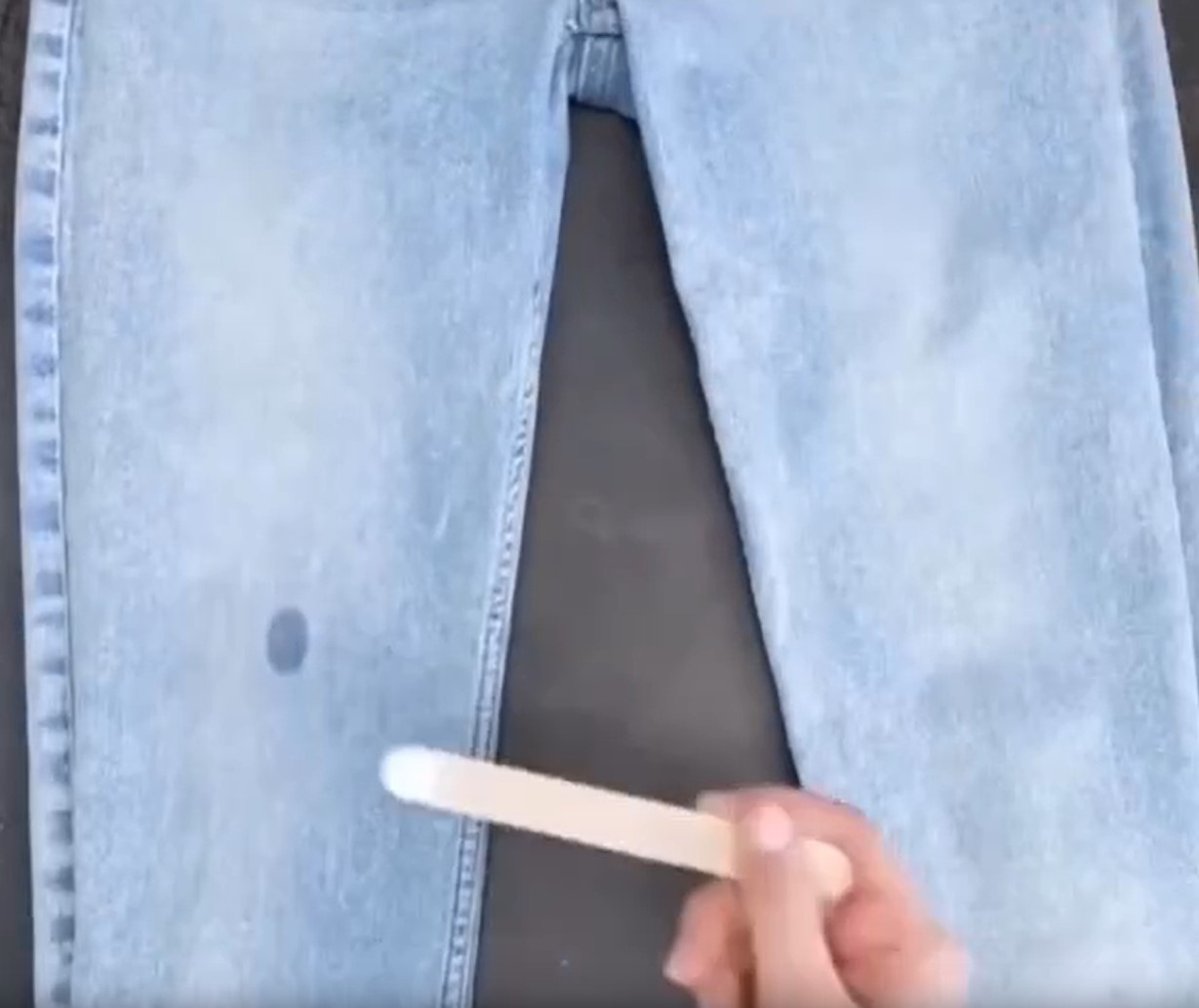 Виводимо жирні плями з одягу без прання: ну дуже простий спосіб!