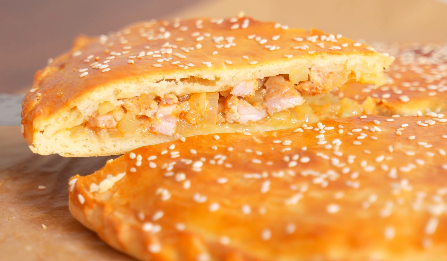 Найпростіший пиріг з картоплею та куркою: ви поставите цей рецепт на повтор