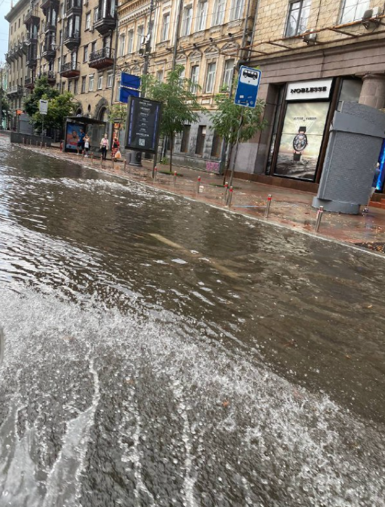 Ливень с градом и вырванные деревья: в Киеве разгулялась непогода (видео и фото)
