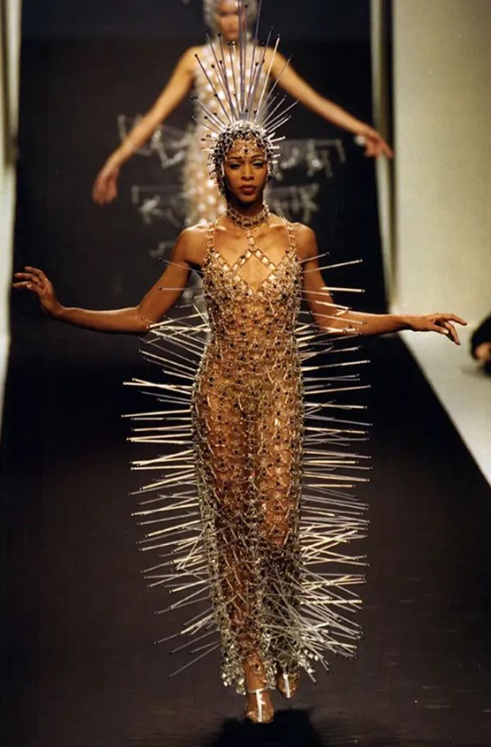 Помер геній моди Пако Рабан: дивіться фото революційних творінь кутюр'є