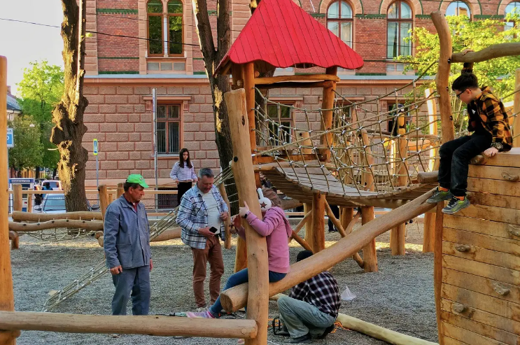 Незвичний дитячий майданчик від німецького майстра встановили у Чернівцях. Ось перші фото