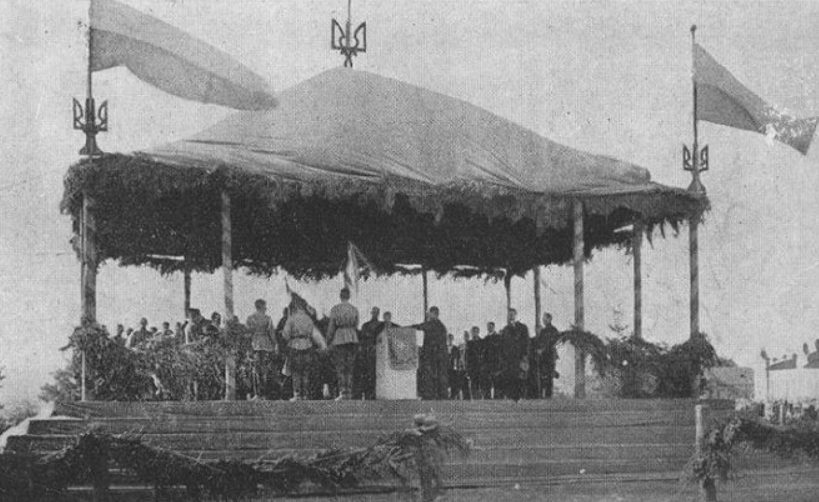 Чому наш прапор синьо-жовтий, якщо на старих фото зафіксовано його "перевернутий" варіант?