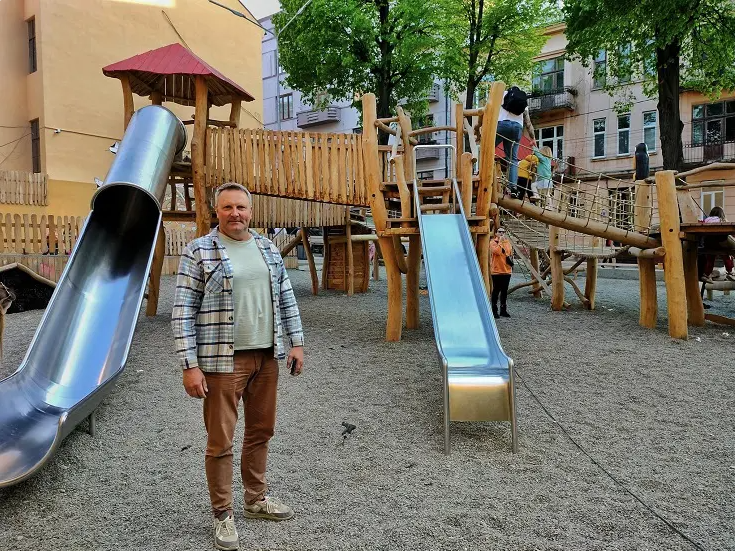 Незвичний дитячий майданчик від німецького майстра встановили у Чернівцях. Ось перші фото