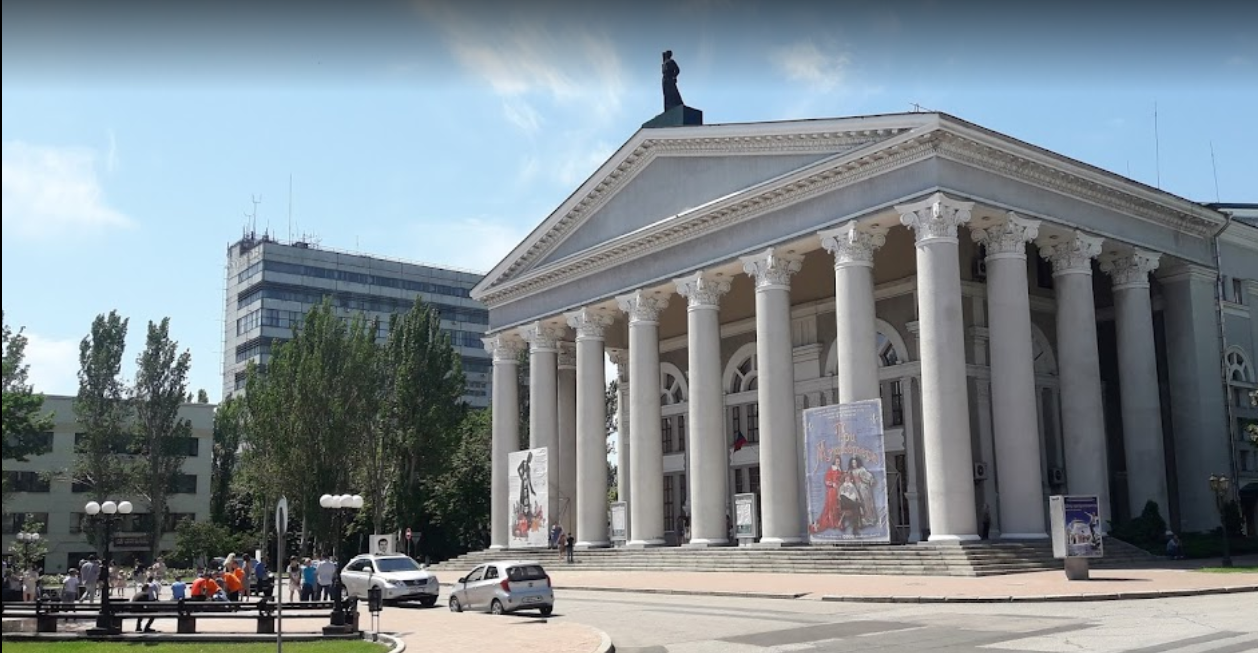 Нові фото і відео зруйнованого Маріуполя. Порівняйте з містами, які "бомбілі 8 лєт"