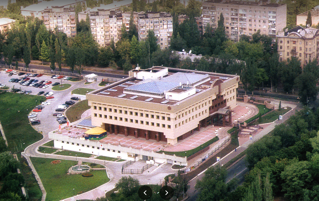 Нові фото і відео зруйнованого Маріуполя. Порівняйте з містами, які "бомбілі 8 лєт"