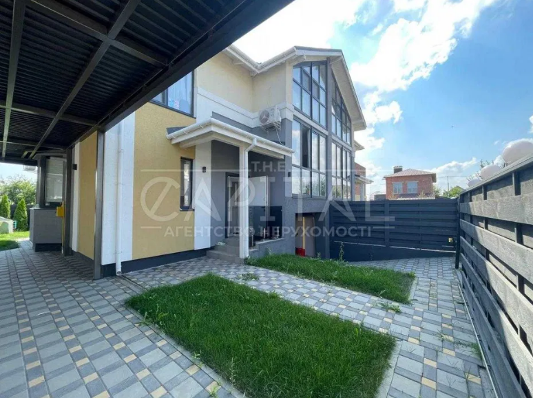 Даша Квіткова продає свій крутий будинок на OLX: його ціна може шокувати