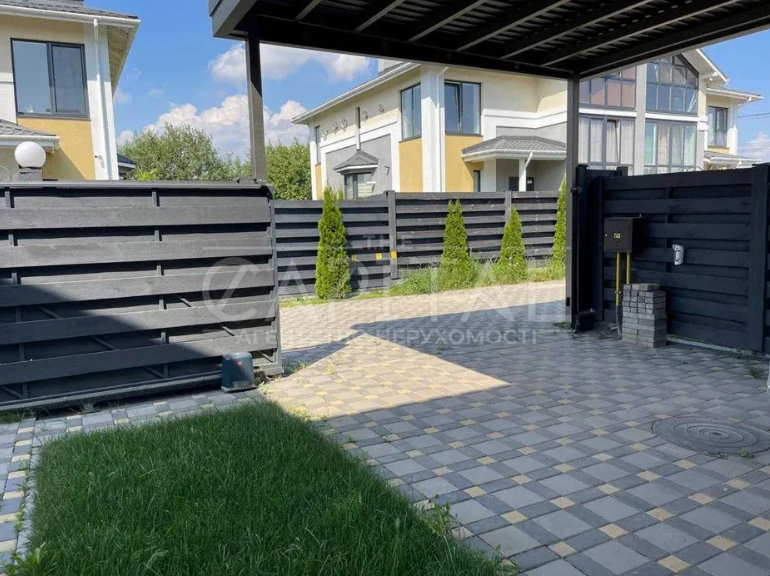 Даша Квіткова продає свій крутий будинок на OLX: його ціна може шокувати