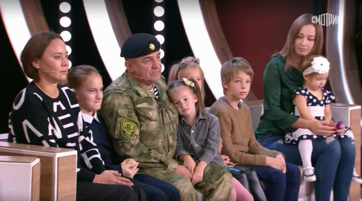 Мама загинула у Маріуполі, а доньки дякують росіянам за "порятунок": історії дітей із "Лужників"