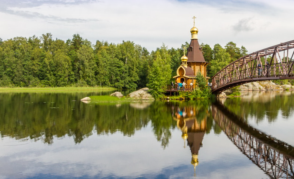 У Росії провели "скрєпний" заплив на гумових жінках: відео і фото традиційних забав