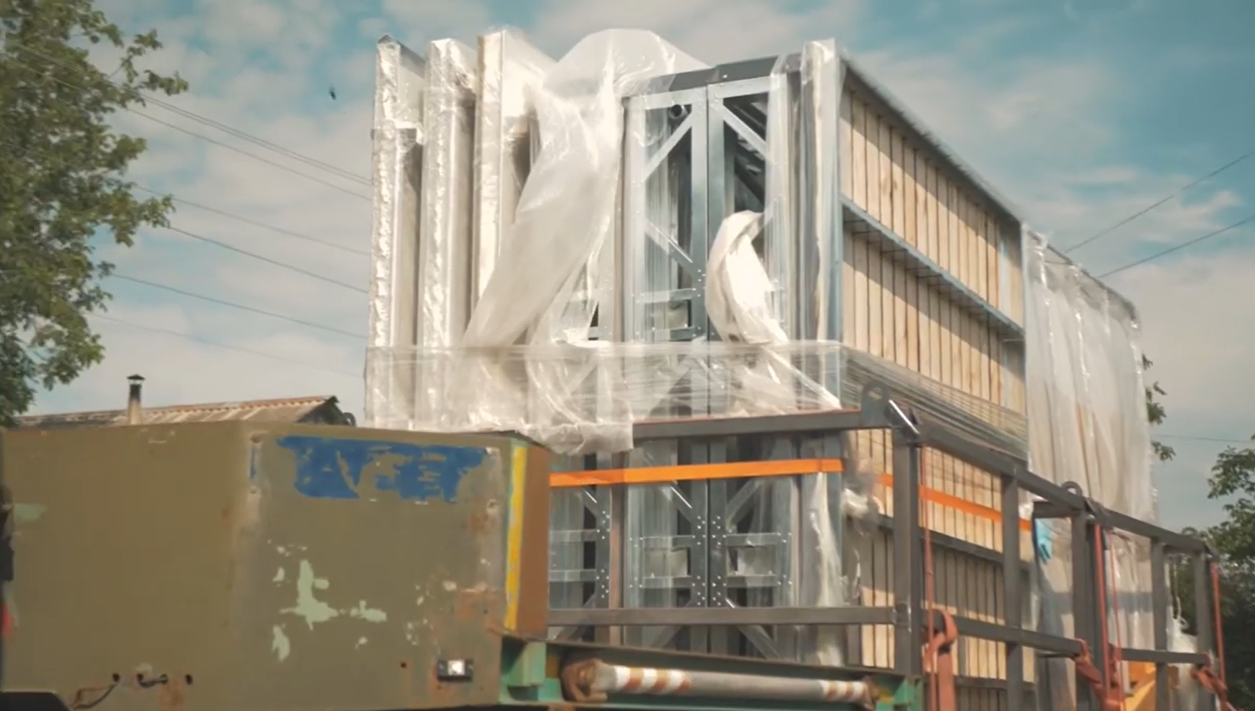 В США школьники собрали деньги на модульные дома для украинцев, и приехали в Макаров для установки