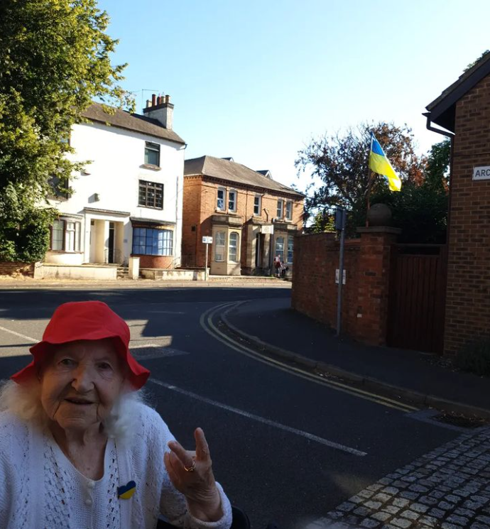 95-летняя блогерша организовала сбор для ВСУ. Невероятная бабушка идет в благотворительный поход
