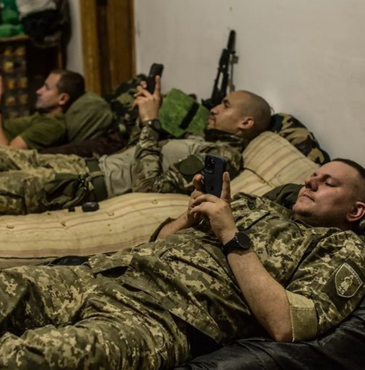 Украинский актер, который воюет на передовой, снова стал папой: милые фото дочки