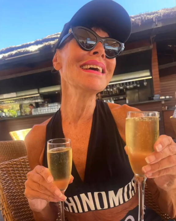 74-річна жінка каже, що не старіє, хоч щовечора випиває пляшку вина: як виглядає красуня