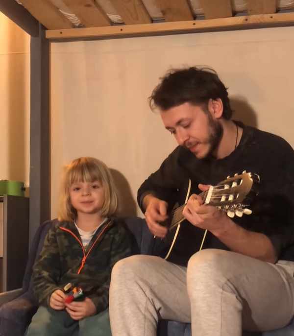 Чотирирічний Лео з Ірпеня виконав хіт "Фортеця Бахмут": зворушливе відео