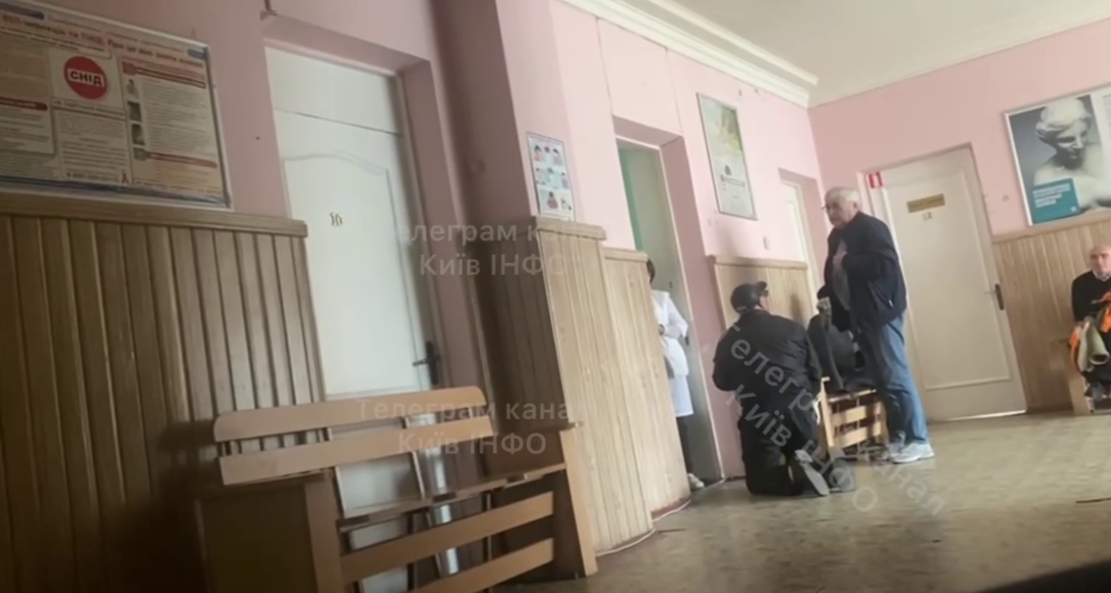 Благав навколішках перед кабінетом: у поліклініці Києва не прийняли хворого дідуся (відео)