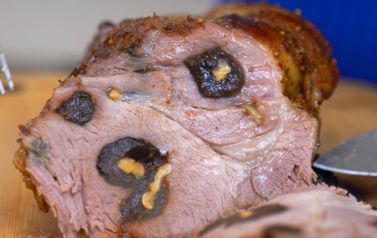 Королевская свинина с черносливом в духовке для Рождественского ужина: простой рецепт