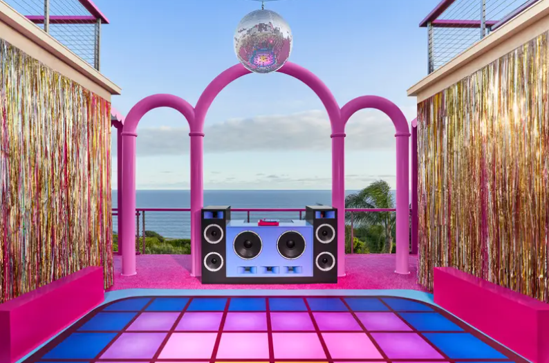 Копия дома Барби. Смотрите, как выглядит "кукольная" гостиница и сколько стоит в ней проживание