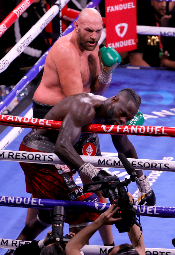 Фьюри отправил Уайлдера в нокаут в фантастическом бое: видео победного удара