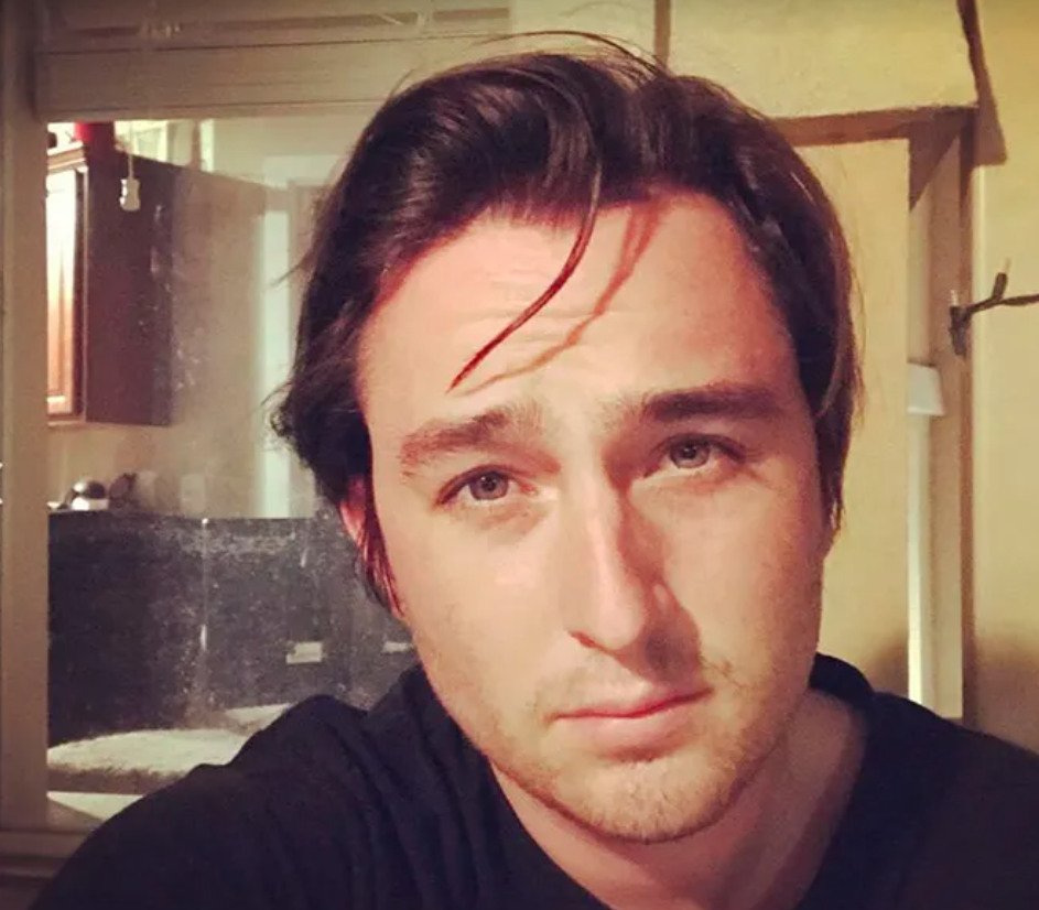 Як зараз виглядає хлопчик з фільма "Титанік", через сцену з яким всі кожен раз плачуть