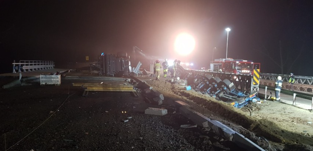 В Польше украинец подшофе на грузовике растрощил мост и "нырнул" в реку, спровоцировав экоЧП